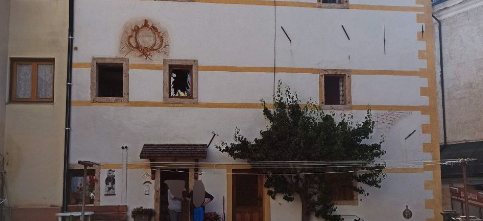 Terribile esplosione in un’abitazione: i vigili del fuoco intervengono sul posto